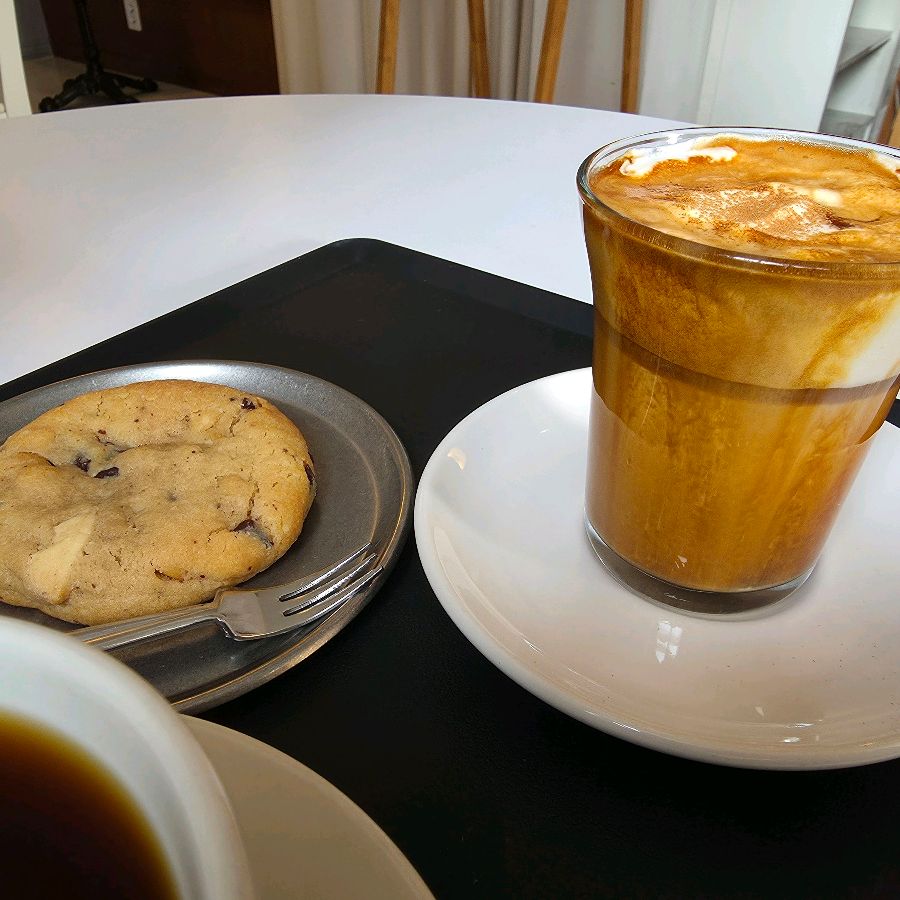 플랜트 크림 라떼와 쿠키, 달콤한 디저트와 함께 즐기는 커피 한 잔의 여유.