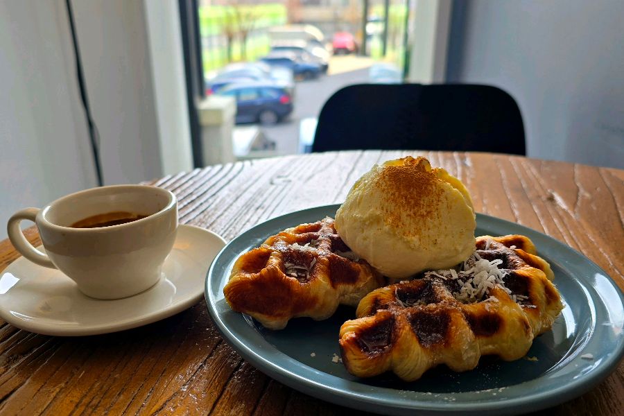 겉바속촉 크로플 위에 아이스크림을 얹어 달콤함과 시원함을 동시에 느낄 수 있는 디저트.