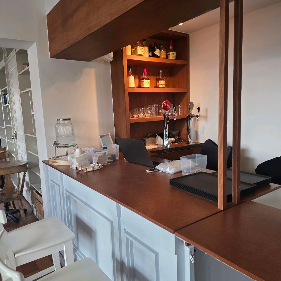 다양한 음료와 디저트를 제조하는 바 테이블, 깔끔하게 정돈된 모습에서 위생적인 관리를 엿볼 수 있습니다.