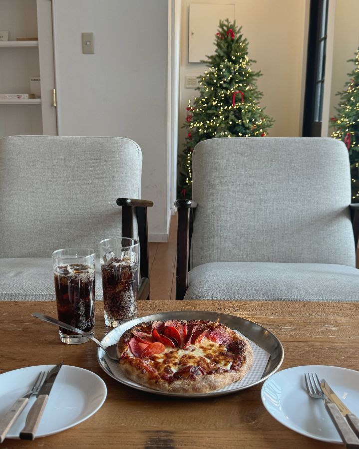 따뜻한 분위기에서 즐기는 피자와 음료, 친구 또는 연인과 함께 방문하기 좋습니다.