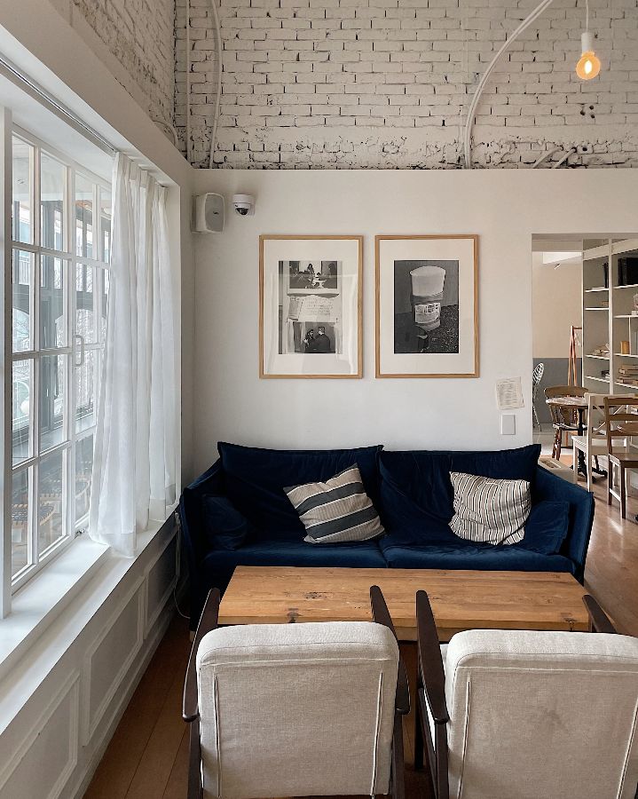 편안한 소파 좌석, 창밖을 바라보며 여유로운 시간을 보내기에 좋습니다.