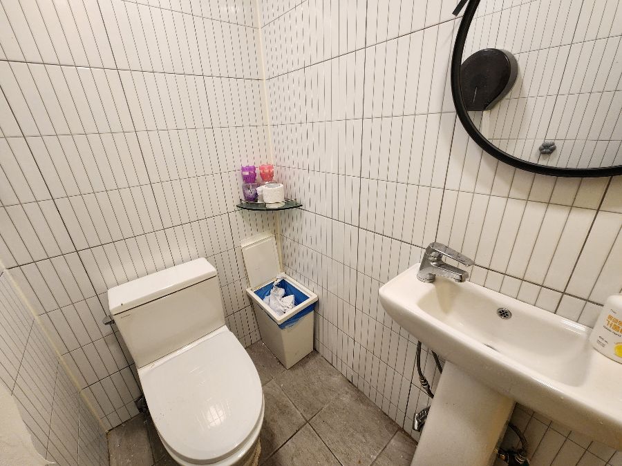 깔끔하게 정돈된 도리도리야포차의 화장실 내부