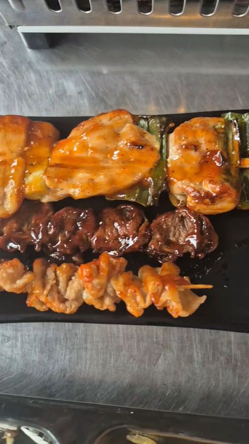 윤기가 흐르는 닭꼬치의 자태