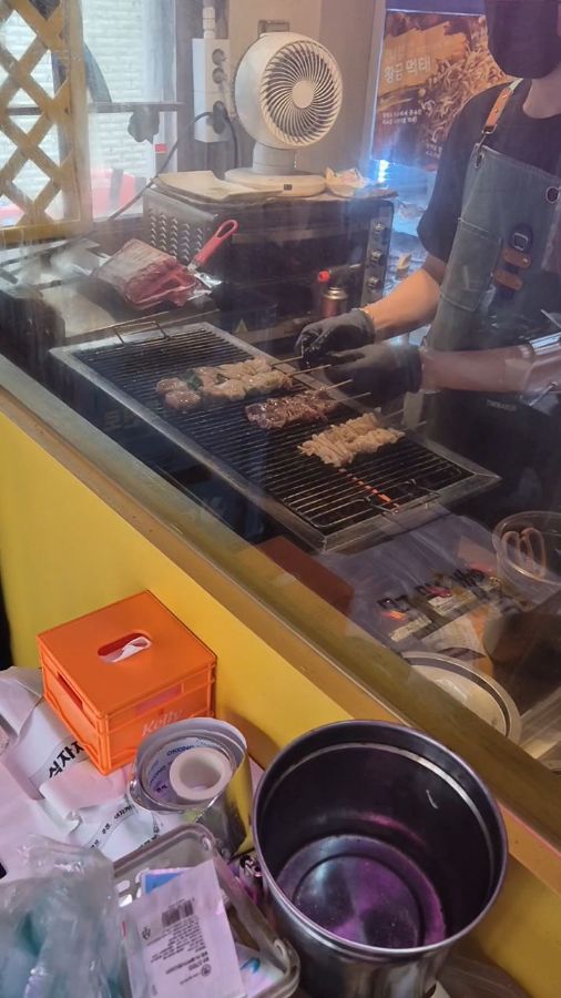 숙련된 솜씨로 꼬치를 굽는 모습