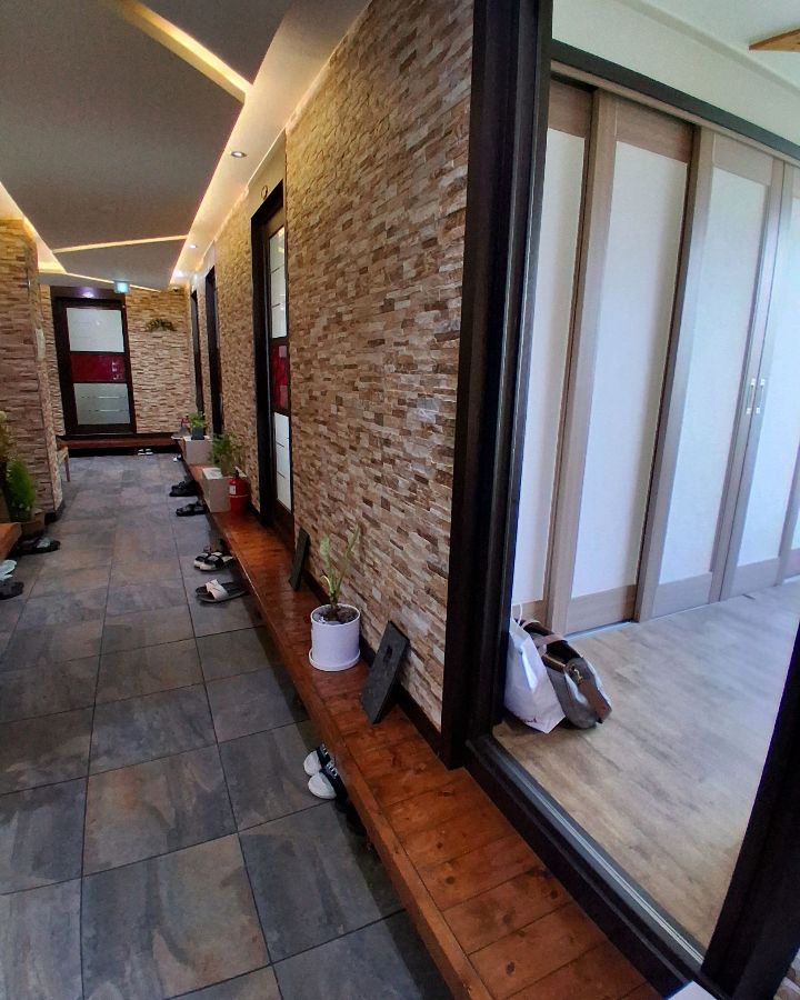 룸으로 향하는 복도의 모습