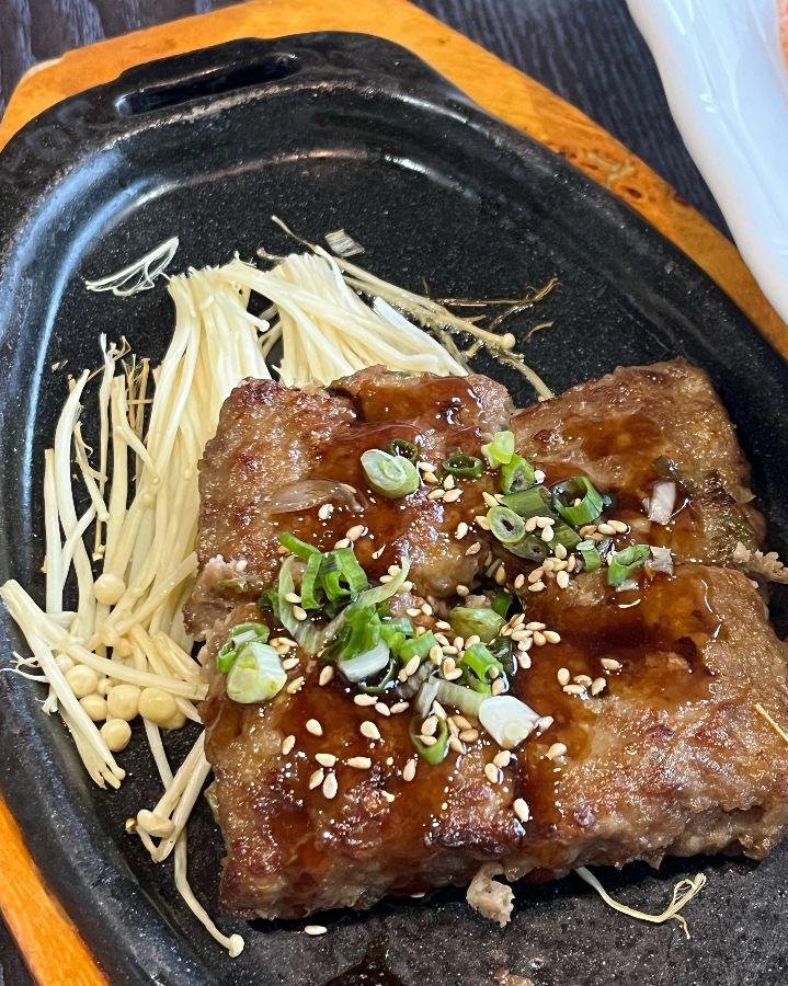 윤기가 자르르 흐르는 떡갈비