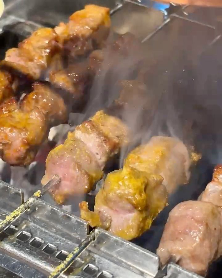 숯불 위에서 맛있게 익어가는 양꼬치
