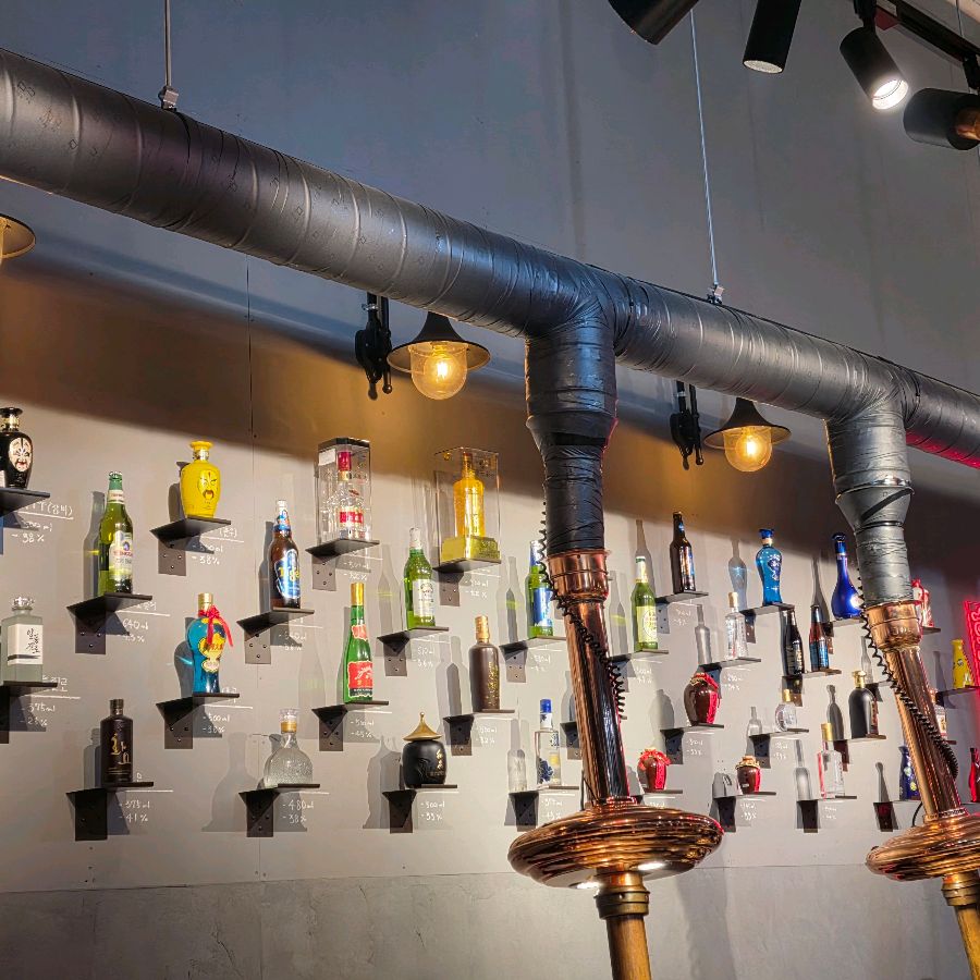 다양한 종류의 술이 진열된 모습