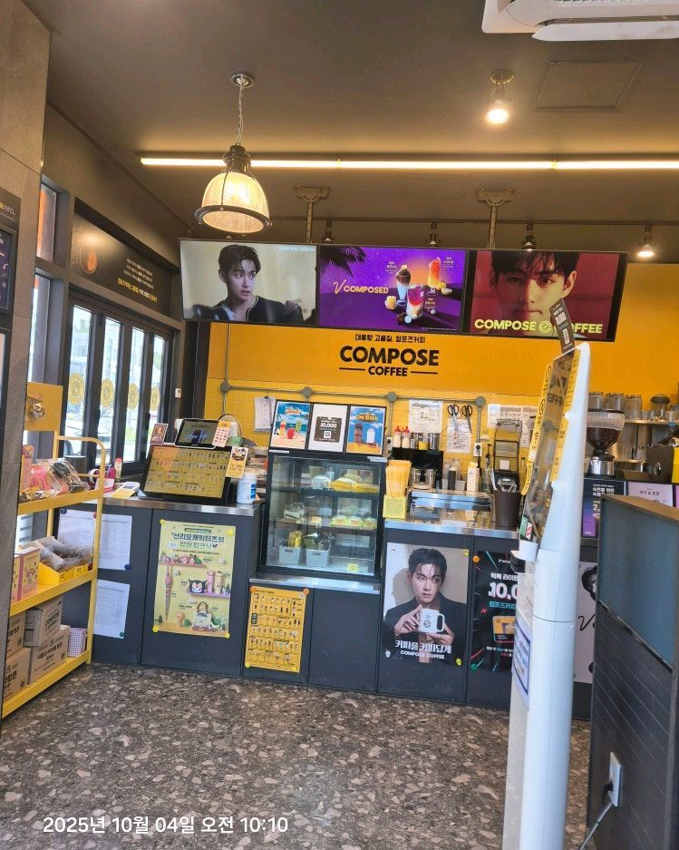 컴포즈커피 장성삼계점 내부 전경