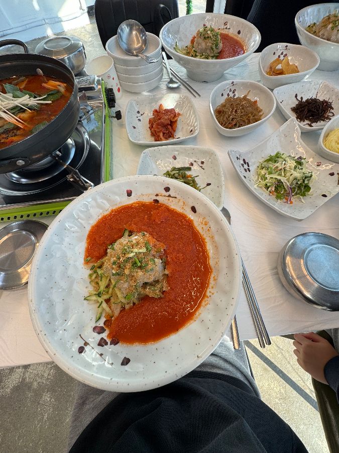 매콤달콤한 양념과 신선한 해산물이 조화로운 물회