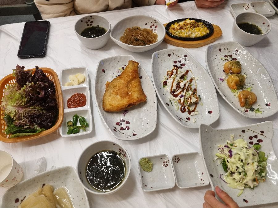 다채로운 곁들임 메뉴로 풍성한 식탁