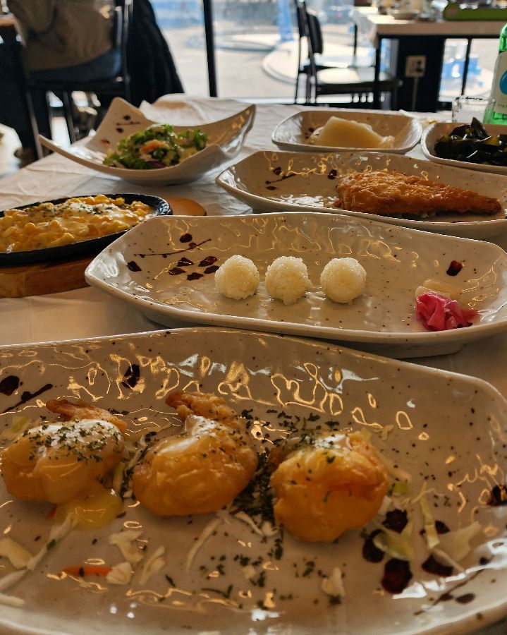 정갈하게 담겨 나오는 곁들임 메뉴들