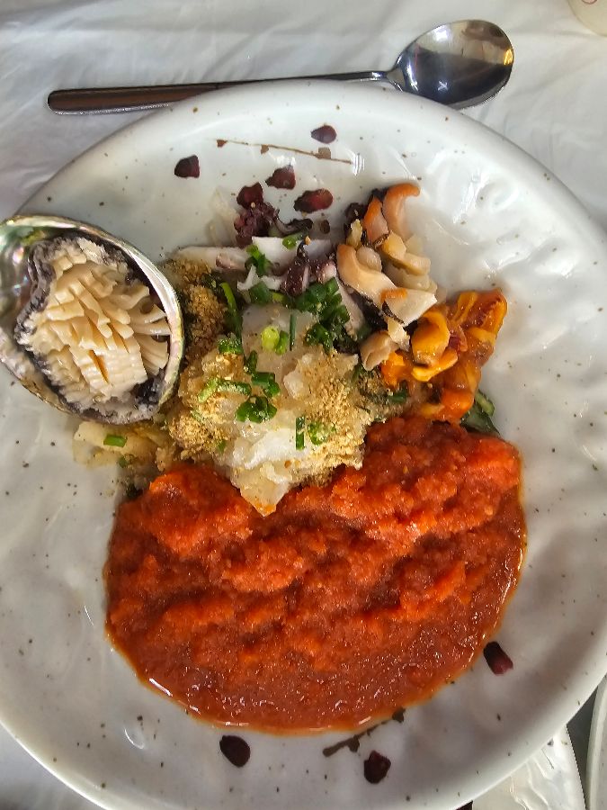 신선한 해산물이 가득한 물회