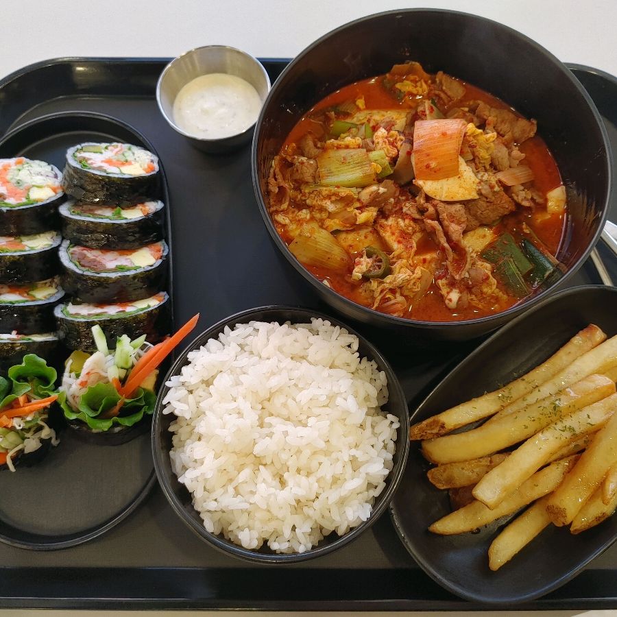 샐러드 김밥과 김치찌개, 감자튀김 한 상 차림