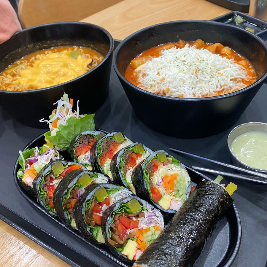 샐러드 김밥과 라면, 떡볶이