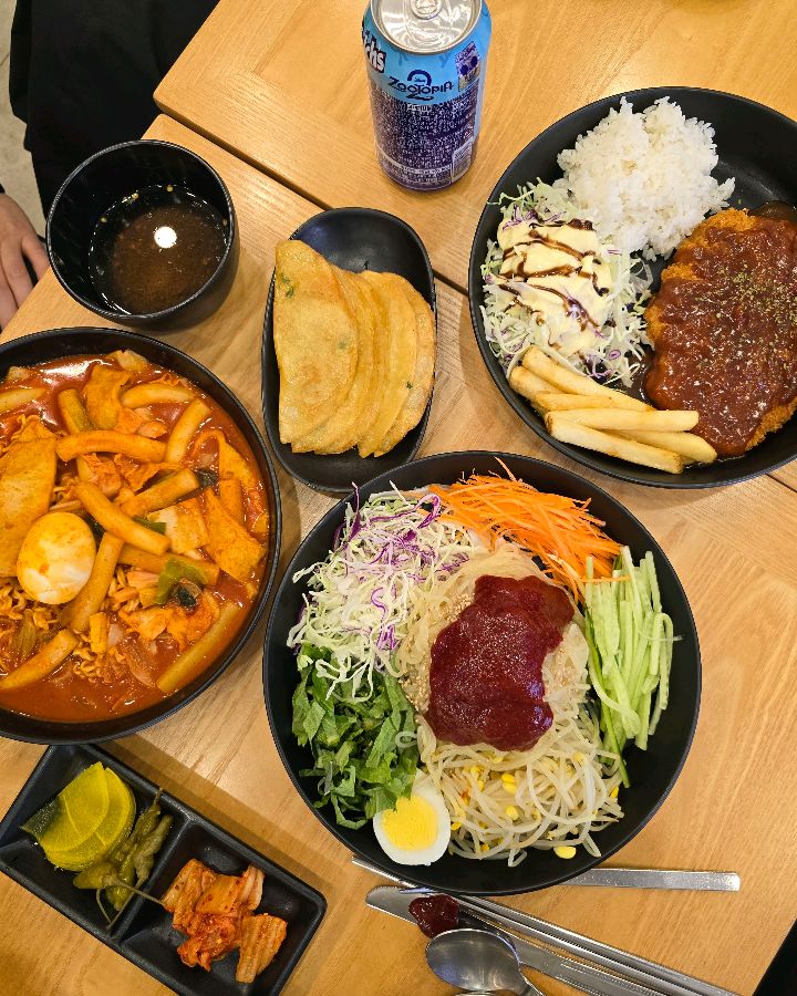 떡볶이와 돈까스, 쫄면의 조합