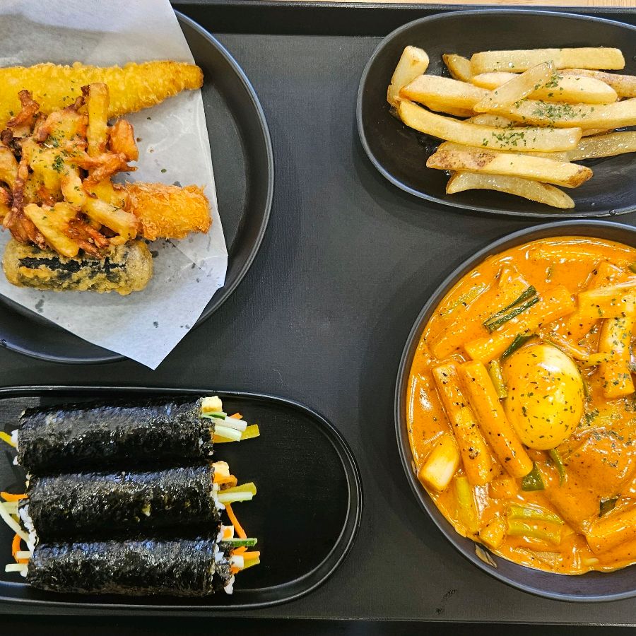 분식당 서하 음식 전체 샷