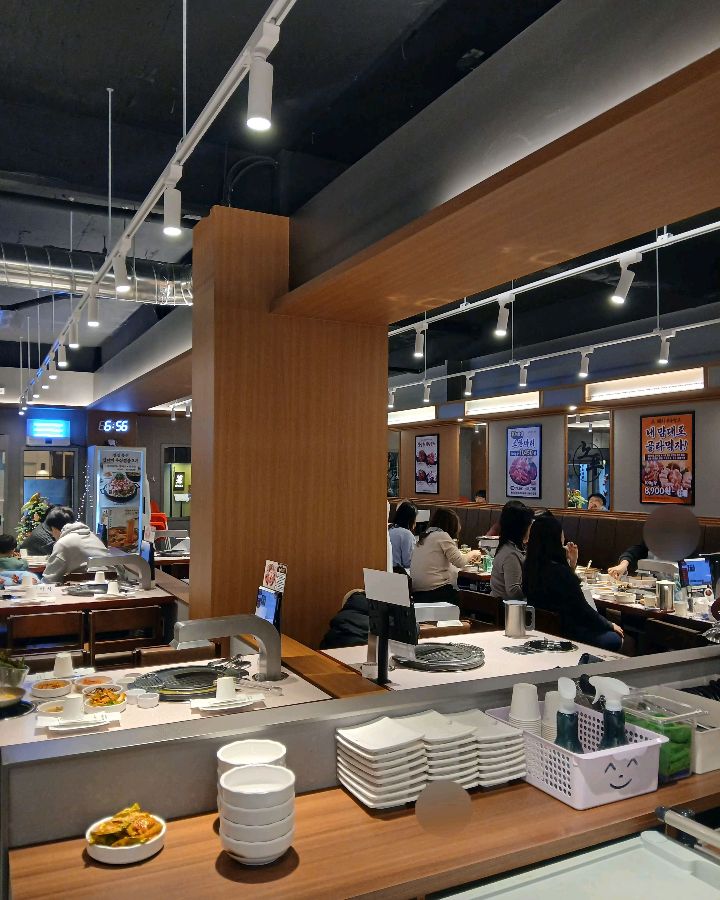 넓고 쾌적한 매장 내부