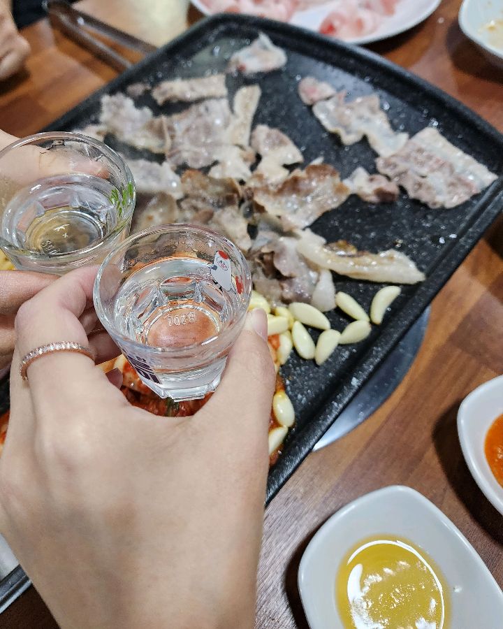 노릇하게 익은 대패삼겹살과 소주 한 잔