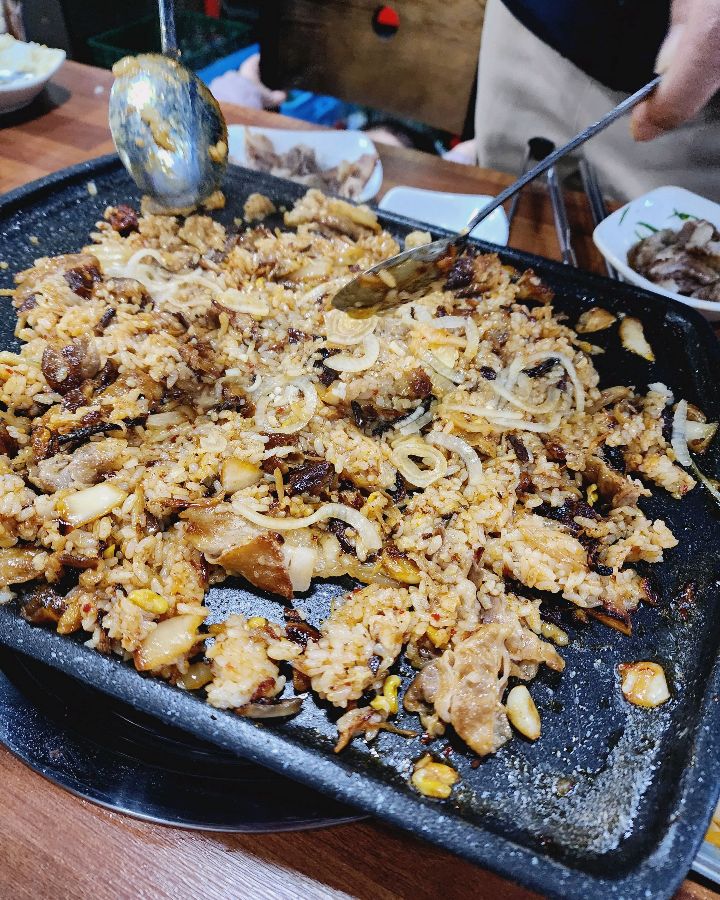 볶음밥을 만들어 먹는 모습