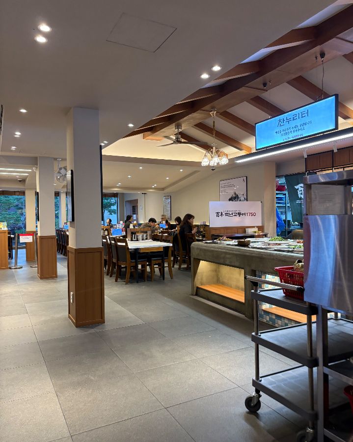 넓고 쾌적한 백년고등어1750의 내부 모습