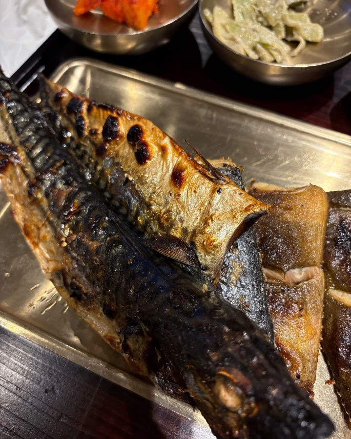 화덕에서 구워 겉은 바삭하고 속은 촉촉한 고등어구이