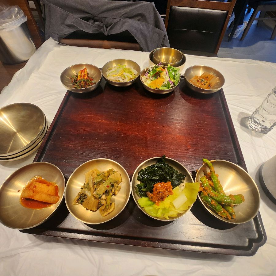 정갈하게 담겨 나온 12가지 다채로운 반찬들