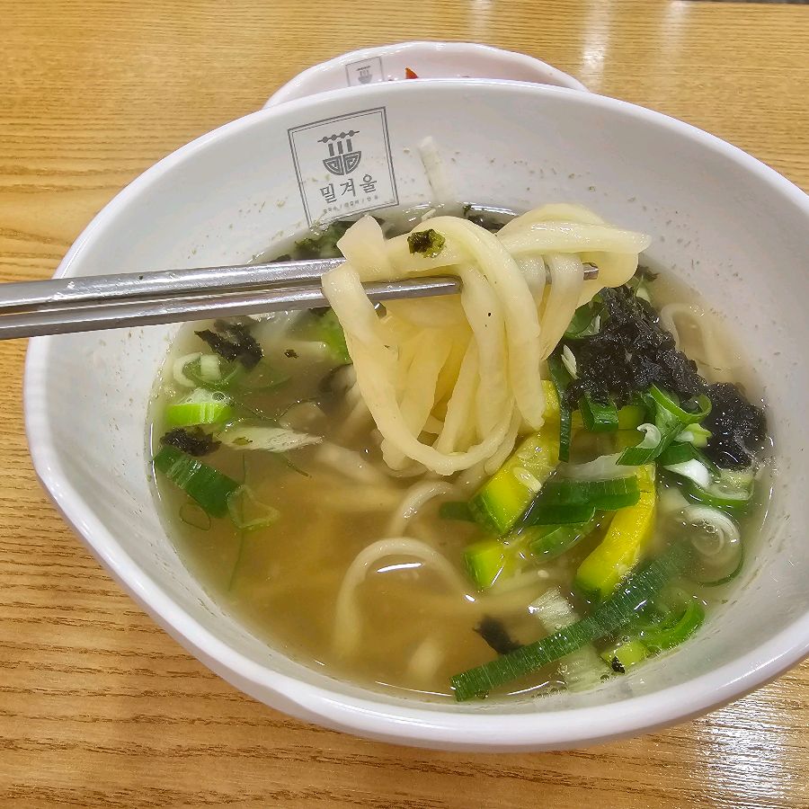 진한 사골 육수가 일품인 사골 칼국수