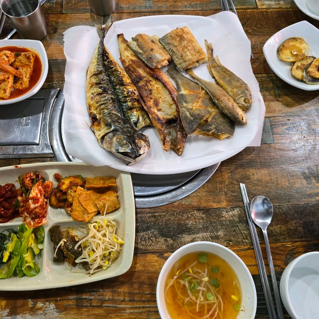 푸짐하게 차려진 소반정의 한상차림