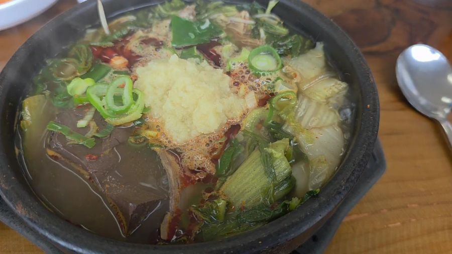 다진 마늘을 듬뿍 넣어 먹는 은희네해장국