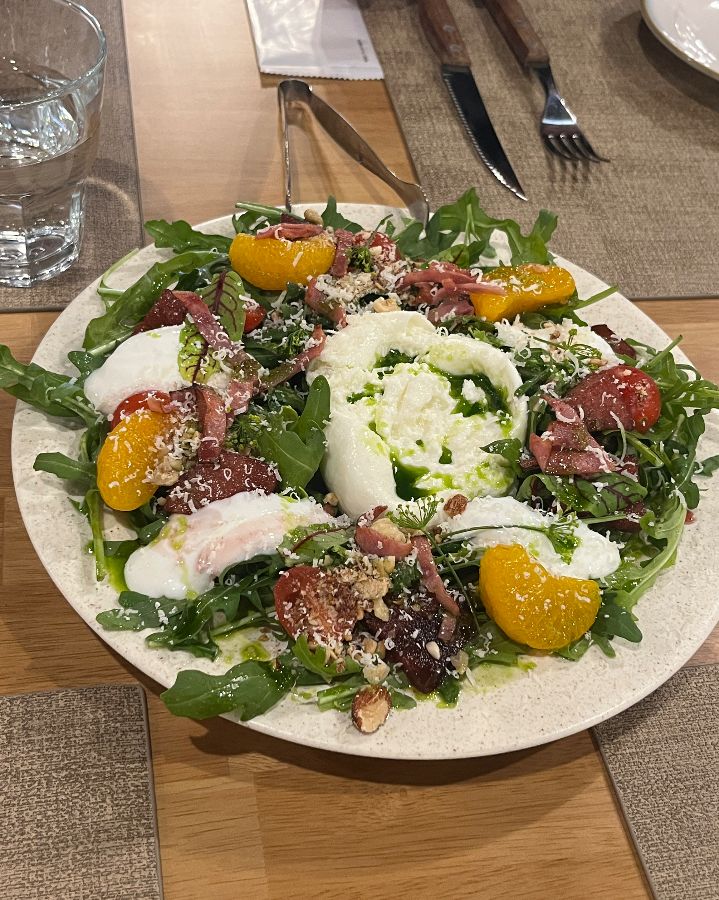 신선한 채소와 부라타 치즈가 어우러진 라이픈 샐러드