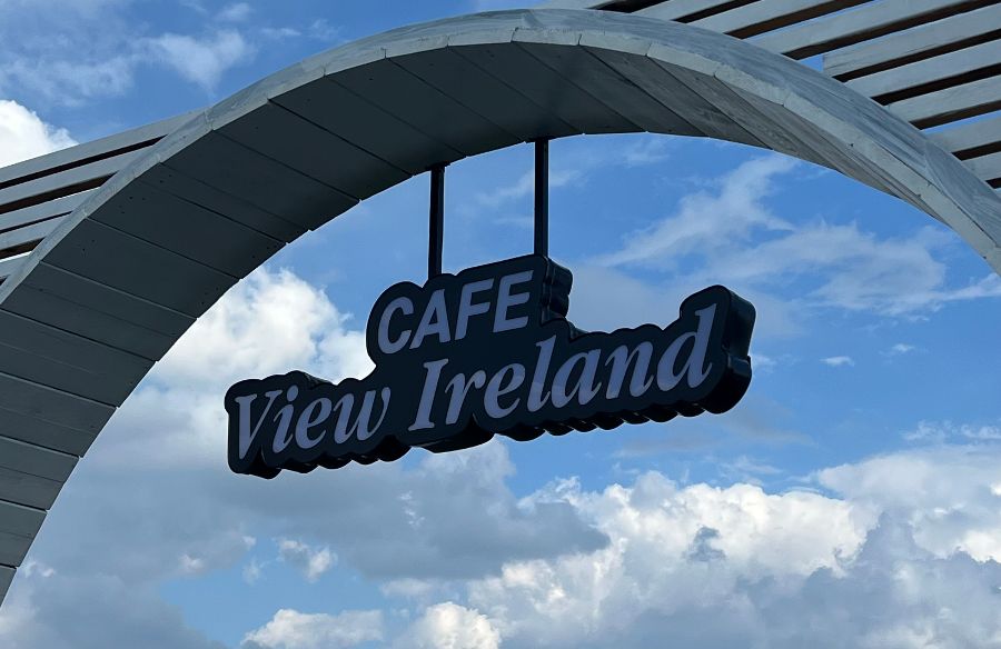 푸른 하늘 아래, CAFE View Ireland라는 간판이 선명하게 빛나고 있다.