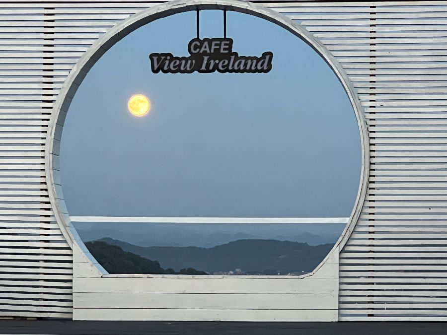 밤하늘 아래 은은하게 빛나는 달과 예당 뷰아일랜드의 조형물이 어우러져 몽환적인 분위기를 자아낸다.