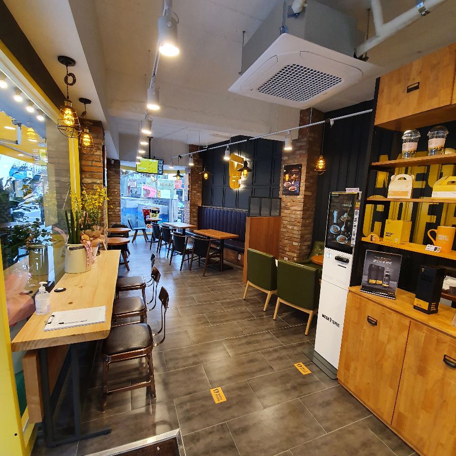 편안한 분위기의 메가MGC커피 정읍제일점 내부