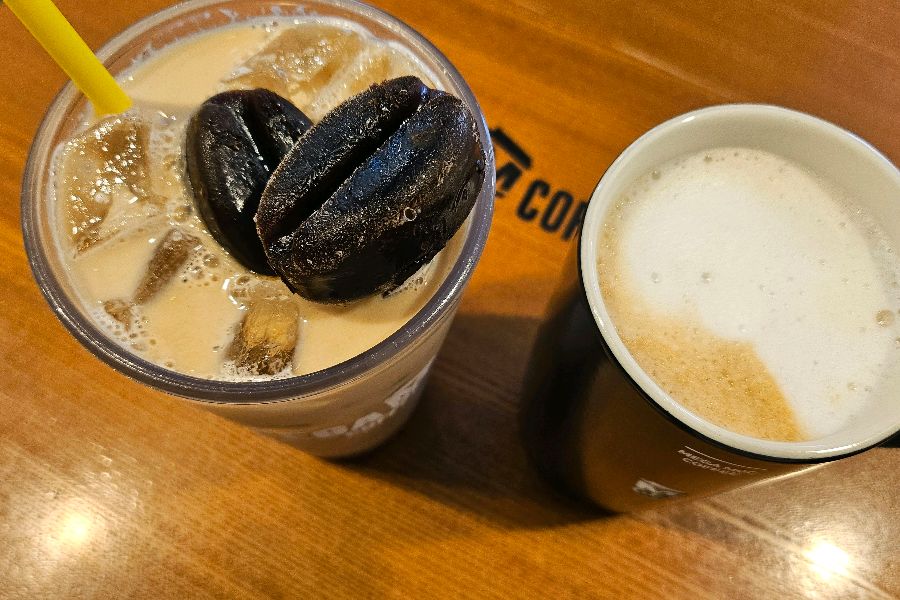 메가MGC커피의 아이스 아메리카노와 라떼