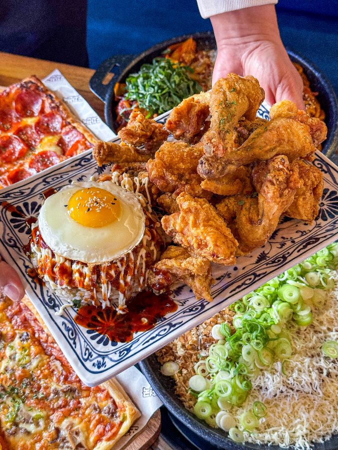 바삭한 후라이드 치킨과 윤기가 흐르는 계란볶음밥의 조화