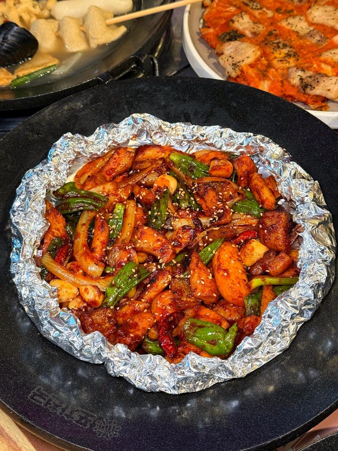 지글지글 익어가는 매콤한 닭갈비의 모습