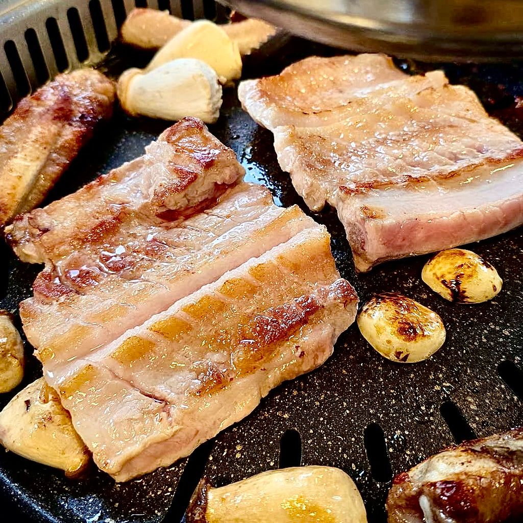 노릇하게 구워진 삼겹살과 마늘, 버섯의 조화