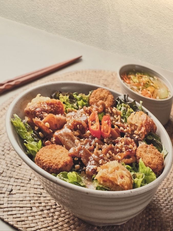 신선한 채소와 숯불 향이 가득한 돼지고기의 조화, 분짜