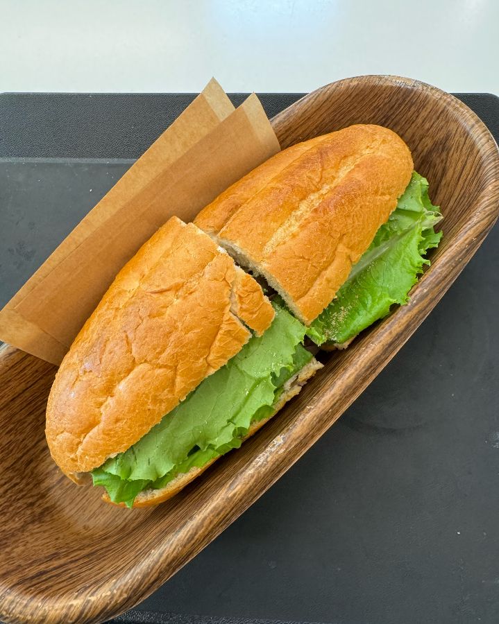 바삭한 바게트 빵과 신선한 채소의 조화, 반미