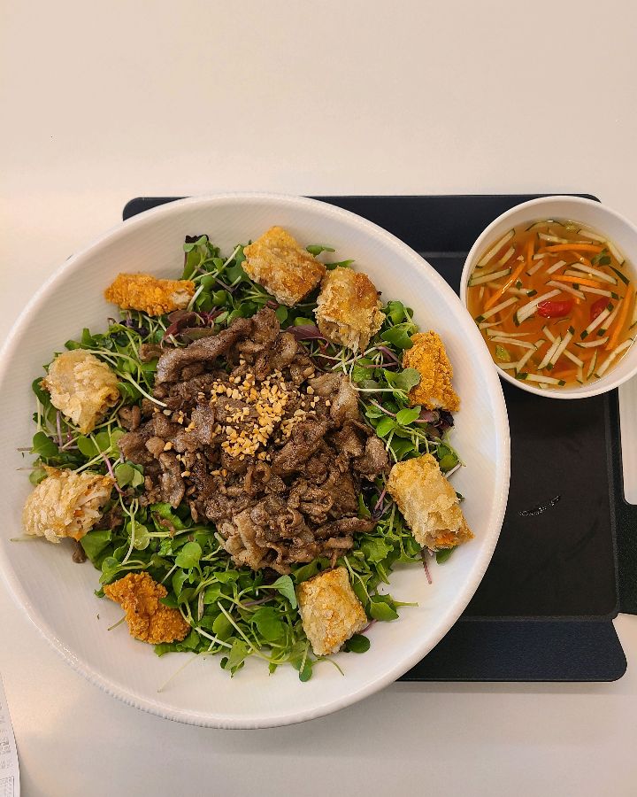 푸짐한 양과 아름다운 색감의 조화가 돋보이는 분짜