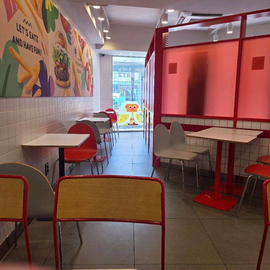 롯데리아 신림역점 내부 모습