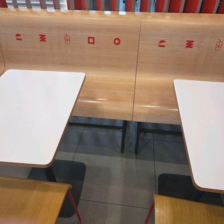 롯데리아 신림역점 테이블과 의자