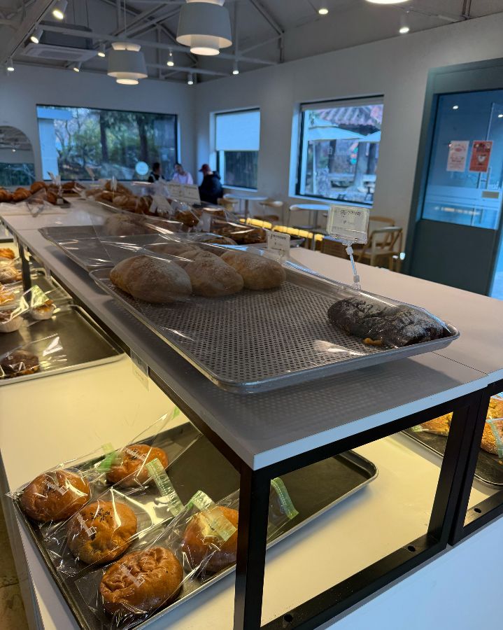 다양한 종류의 빵들이 진열된 모습