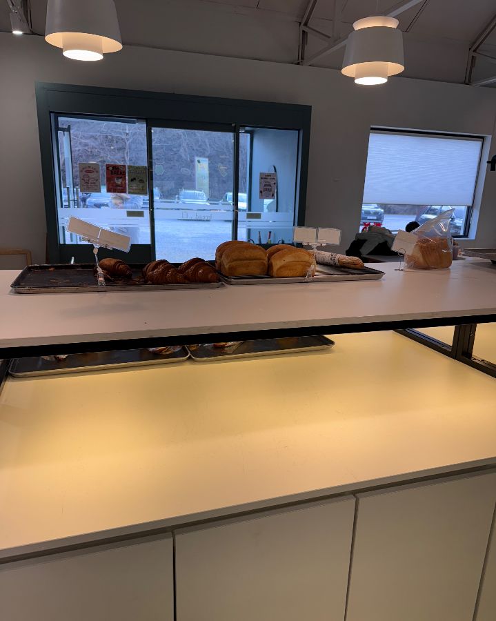 갓 구워져 나온 빵들이 먹음직스럽게 진열되어 있다.