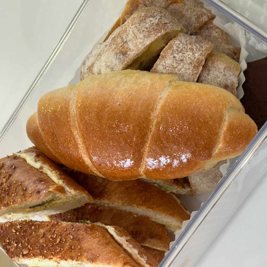 다양한 빵들이 담겨 있는 모습