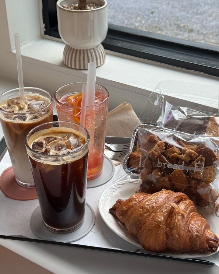 음료와 빵을 함께 즐기는 모습