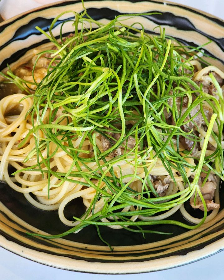 싱그러운 계절나물이 듬뿍 올려진 우삼겹 파스타