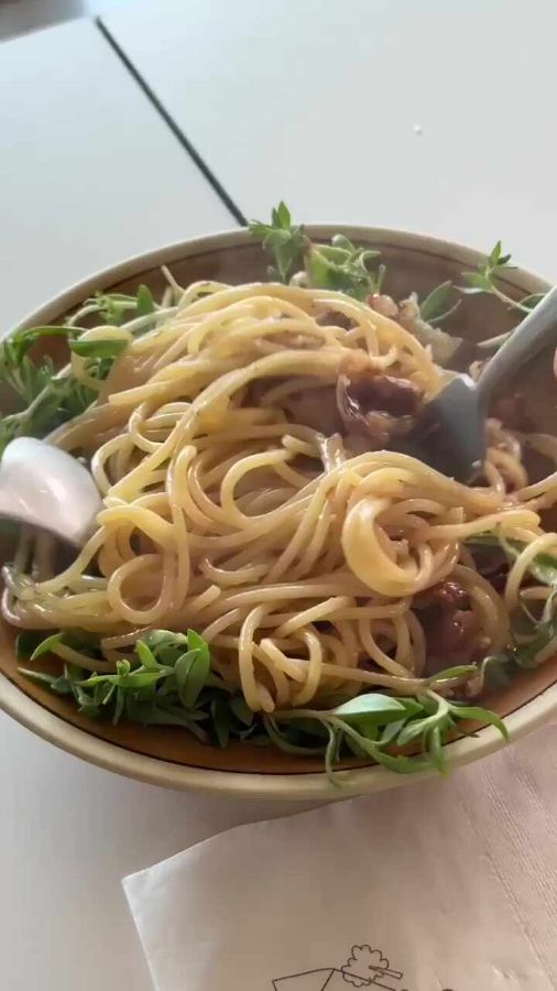 계절 나물과 우삼겹의 조화가 돋보이는 파스타