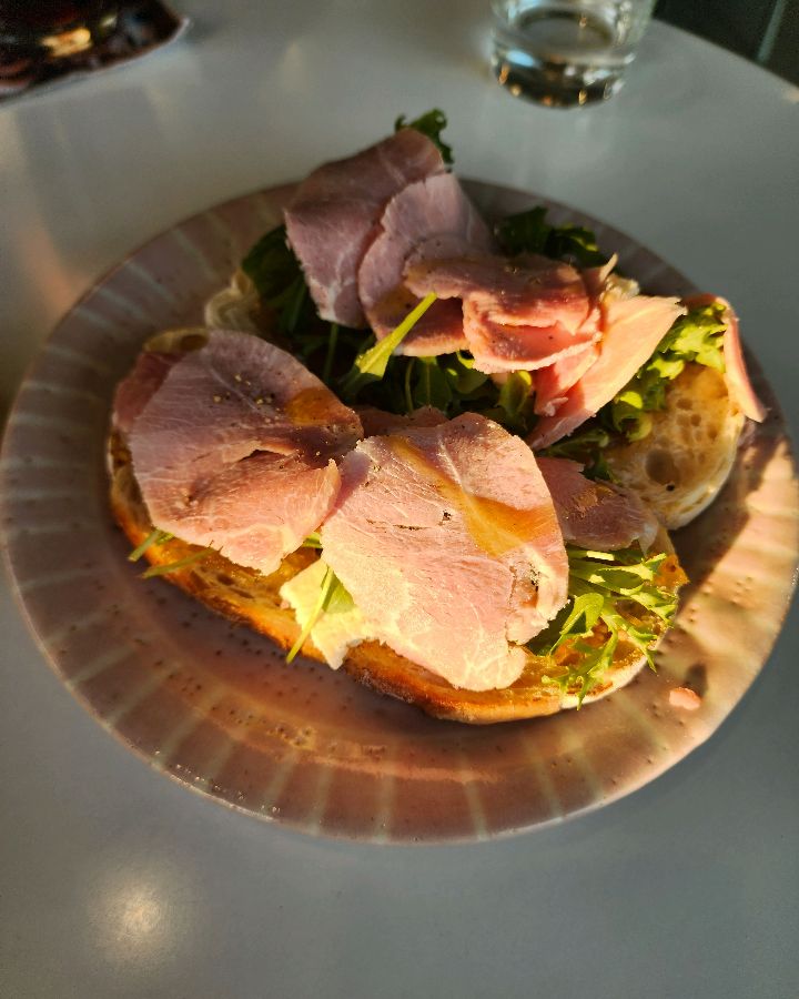 햄이 듬뿍 올려진 오픈 샌드위치